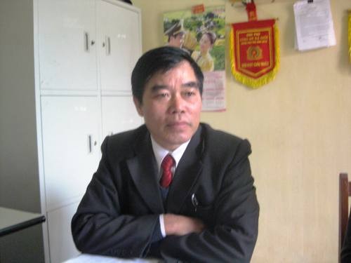 Trưởng Công an xã Xuân Phú trao đổi với phóng viên